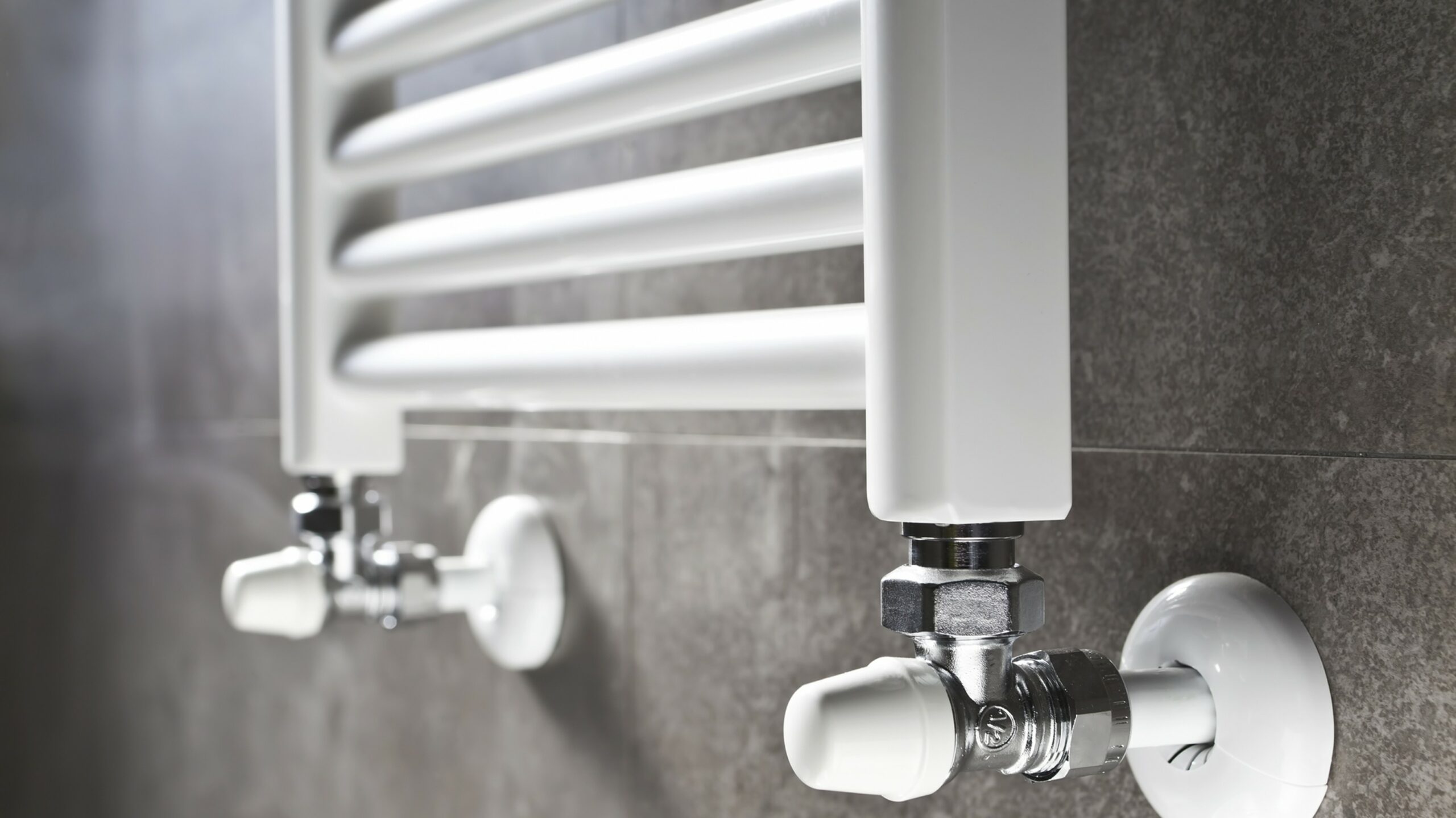 hulp in de huishouding Bouwen Politiek Elektrische verwarming in de badkamer: soorten badkamerverwarming en  prijzen - Certiweb